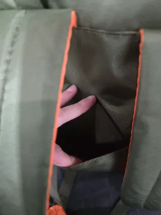 Zaino impermeabile verde con tasche