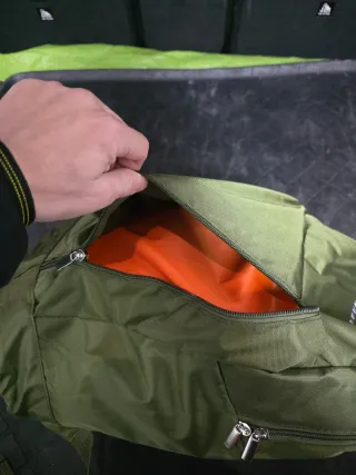 Zaino impermeabile verde con tasche