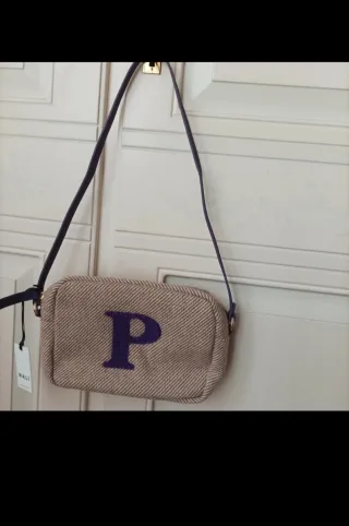 Borsa con iniziale P beige e viola