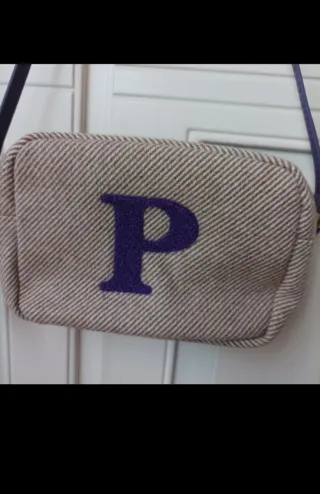 Borsa con iniziale P beige e viola
