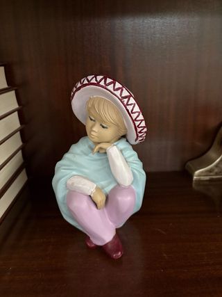 Figura de porcelana niño con sombrero