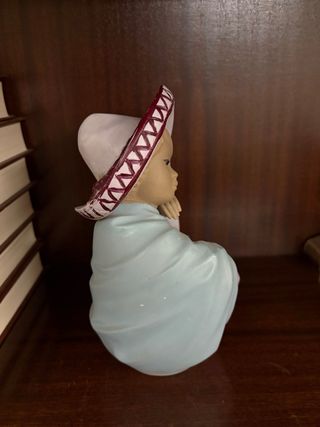 Figura de porcelana niño con sombrero