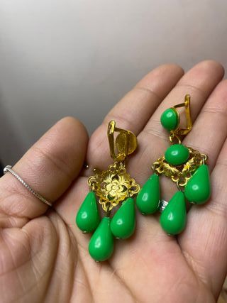 Pendientes vintage dorados con cuentas verdes