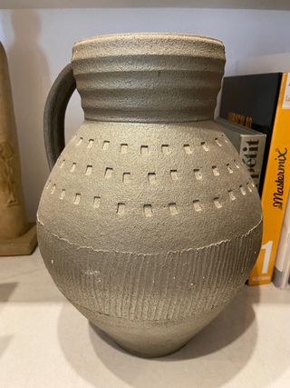 Jarrón de cerámica gris