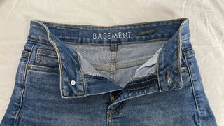 Pantalones cortos vaqueros desgastados