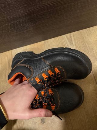 Zapatos de seguridad negros y naranjas