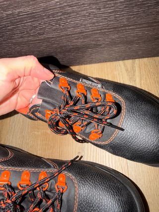 Zapatos de seguridad negros y naranjas
