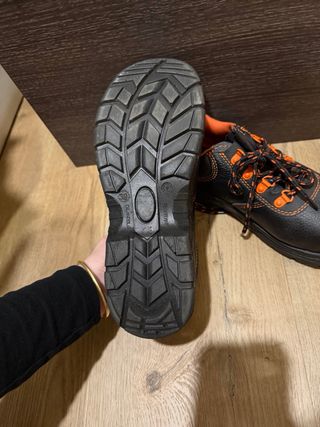 Zapatos de seguridad negros y naranjas