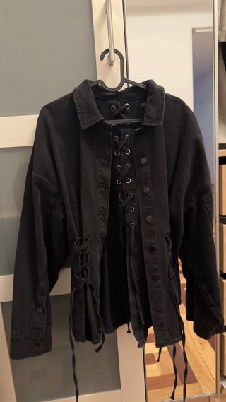 Cazadora denim negra con cordones de Parfois