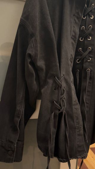 Cazadora denim negra con cordones de Parfois