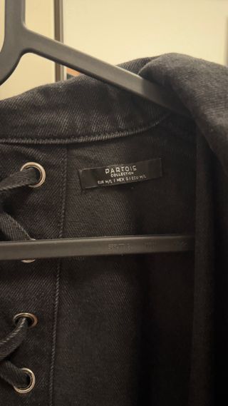 Cazadora denim negra con cordones de Parfois