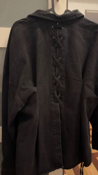 Cazadora denim negra con cordones de Parfois