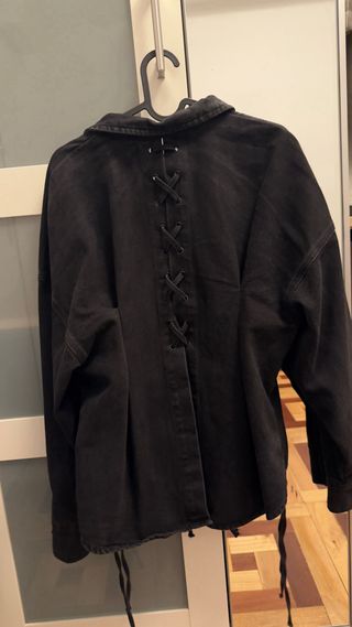 Cazadora denim negra con cordones de Parfois