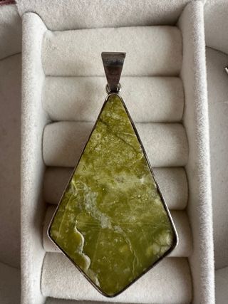 Colgante grande de serpentina natural verde