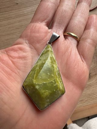 Colgante grande de serpentina natural verde