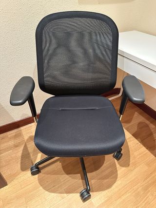 Silla de oficina ergonómica negra