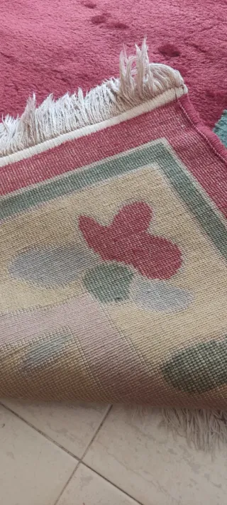 Alfombra roja con borde amarillo y flores