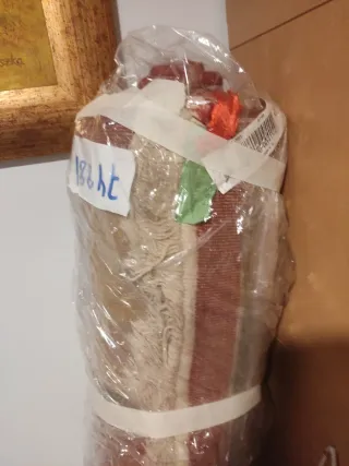 Alfombra roja con borde amarillo y flores