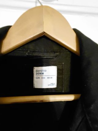 Chaqueta crop Bershka negra Talla S
