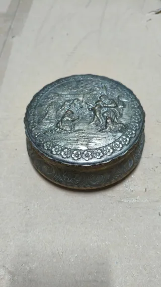 Scatolina in metallo argentato decorata