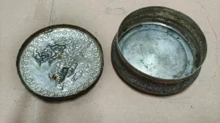 Scatolina in metallo argentato decorata