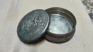 Scatolina in metallo argentato decorata