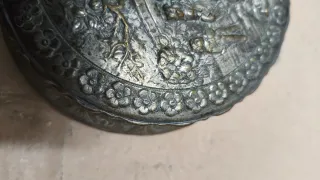 Scatolina in metallo argentato decorata