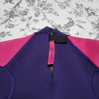 Traje neopreno infantil morado/rosa. Talla 6 años
