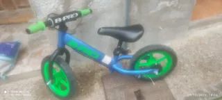 Bicicleta de equilibrio B-PRO azul y verde