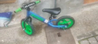 Bicicleta de equilibrio B-PRO azul y verde