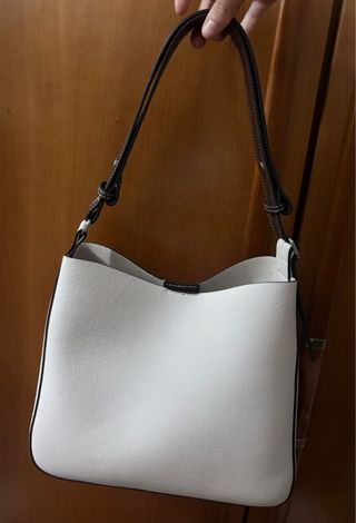 Bolso blanco y marrón