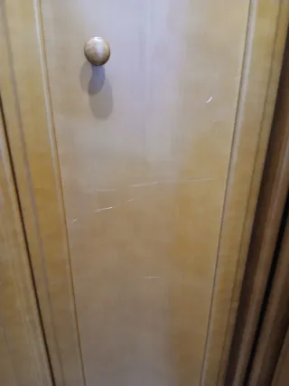 Armario esquinero de madera