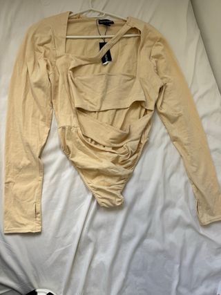 Body Prettylittlething Beige Nuevo con etiquetas