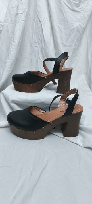 Zuecos de plataforma negros y marrones
