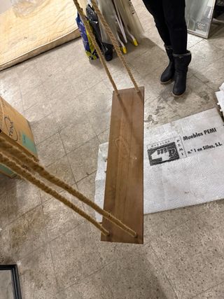 Estantería de madera con cuerda
