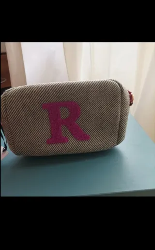 Borsa con iniziale R grigia e fucsia