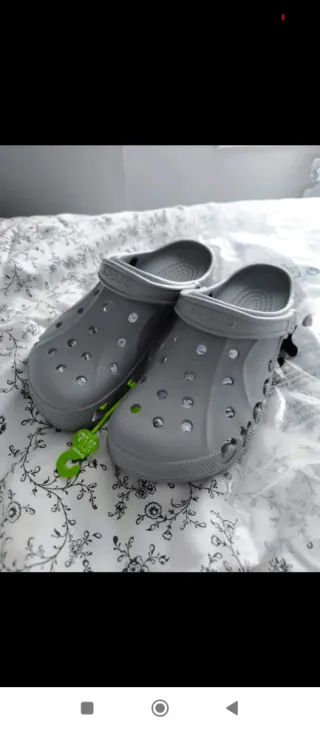Crocs grises con adornos