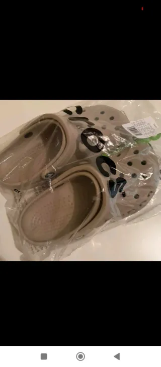 Crocs grises con adornos