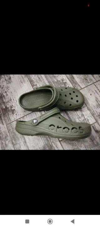 Crocs grises con adornos