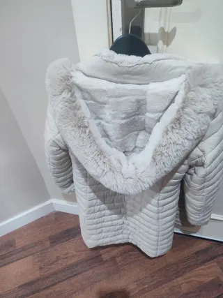 Plumífero reversible marfil con capucha