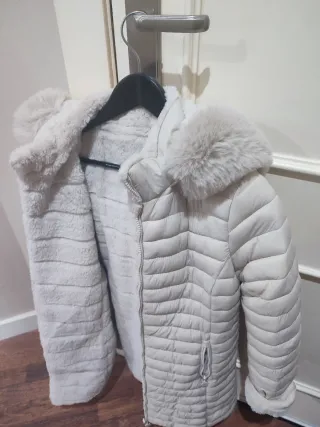 Plumífero reversible marfil con capucha