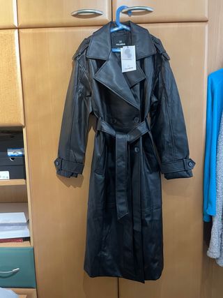 Gabardina efecto piel Pull&Bear negra