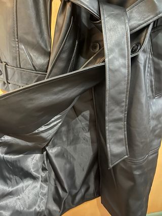 Gabardina efecto piel Pull&Bear negra