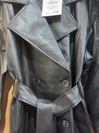 Gabardina efecto piel Pull&Bear negra