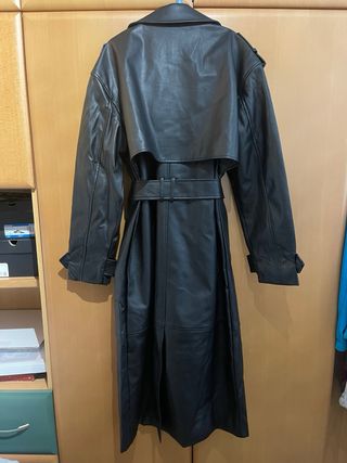 Gabardina efecto piel Pull&Bear negra