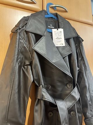 Gabardina efecto piel Pull&Bear negra