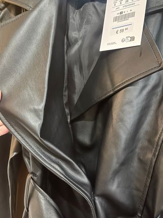 Gabardina efecto piel Pull&Bear negra