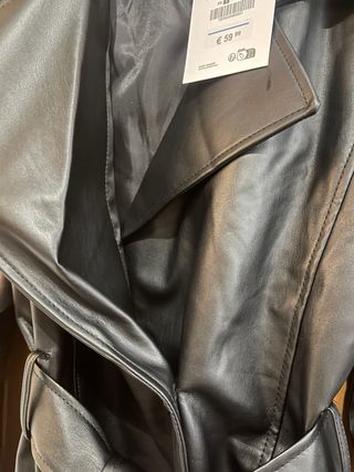 Gabardina efecto piel Pull&Bear negra