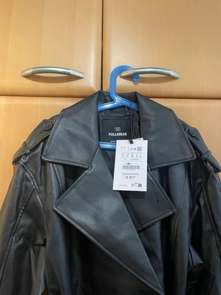 Gabardina efecto piel Pull&Bear negra