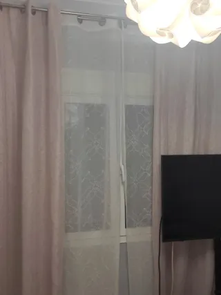Cortinas rosas y visillos blancos